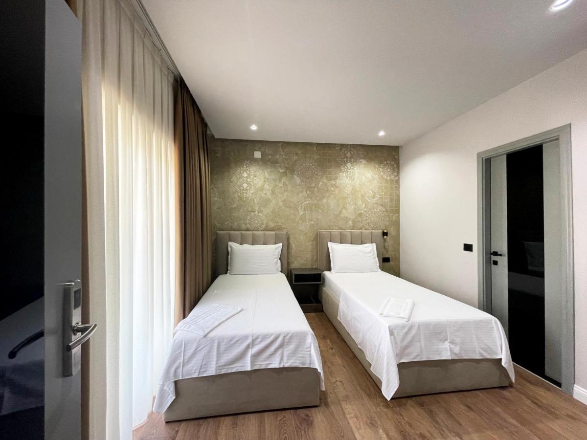 Imperator Hotel Tirana Esterno foto
